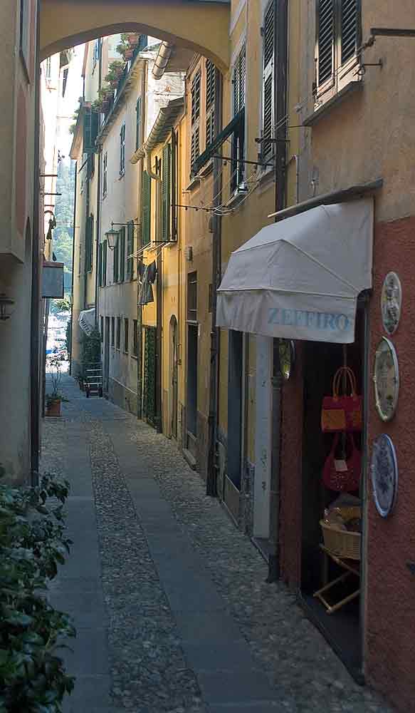 narrow streets and chic shops in Portofino - www.stayinpiedmont.com